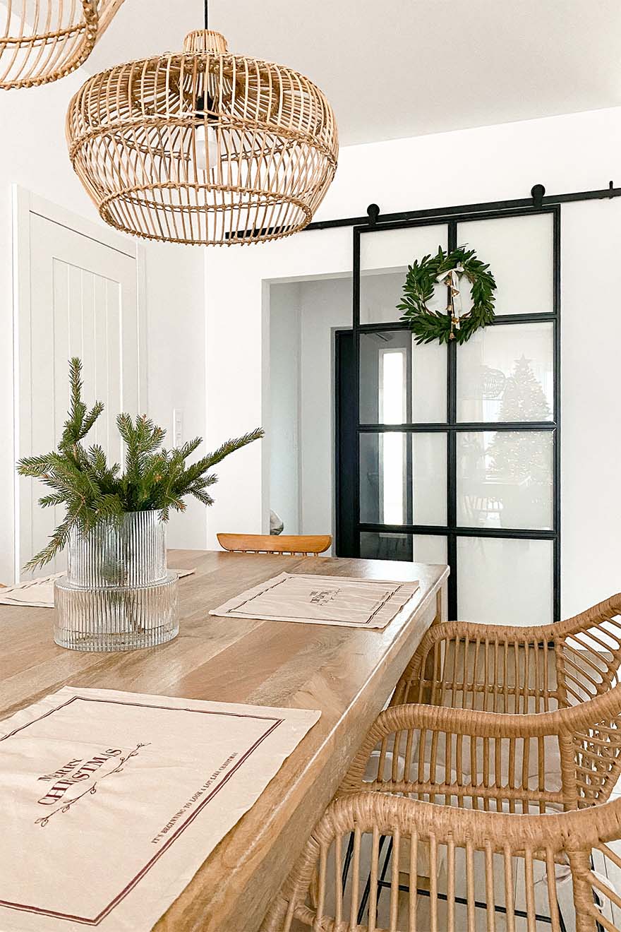 Teil des Esszimmers mit großem Holztisch und Glasschiebetüren