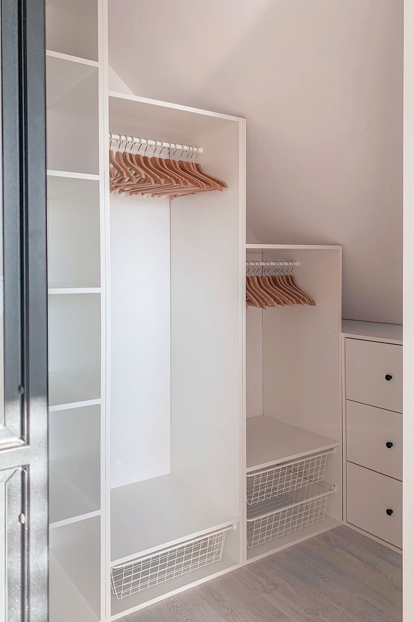 biała zabudowa małej garderoby na poddaszu