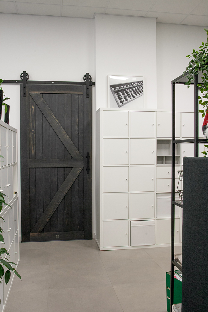schwarze Schiebetüren, Holzschiebetüren, barn door, Schwarz-Weiß Innenarchitektur, Büro mit Schiebetüren
