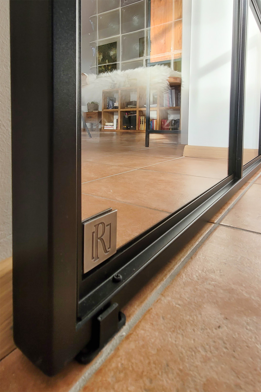 szklane drzwi przesuwne w metalowej ramie