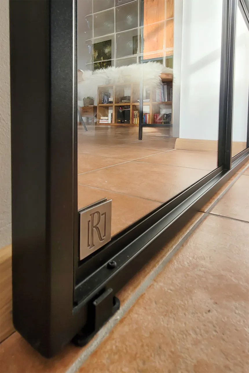 szklane drzwi przesuwne w metalowej ramie
