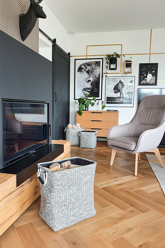 salon z drzwiami przesuwnymi, szarość i czerń, szarości i drewno w salonie, szary fotel