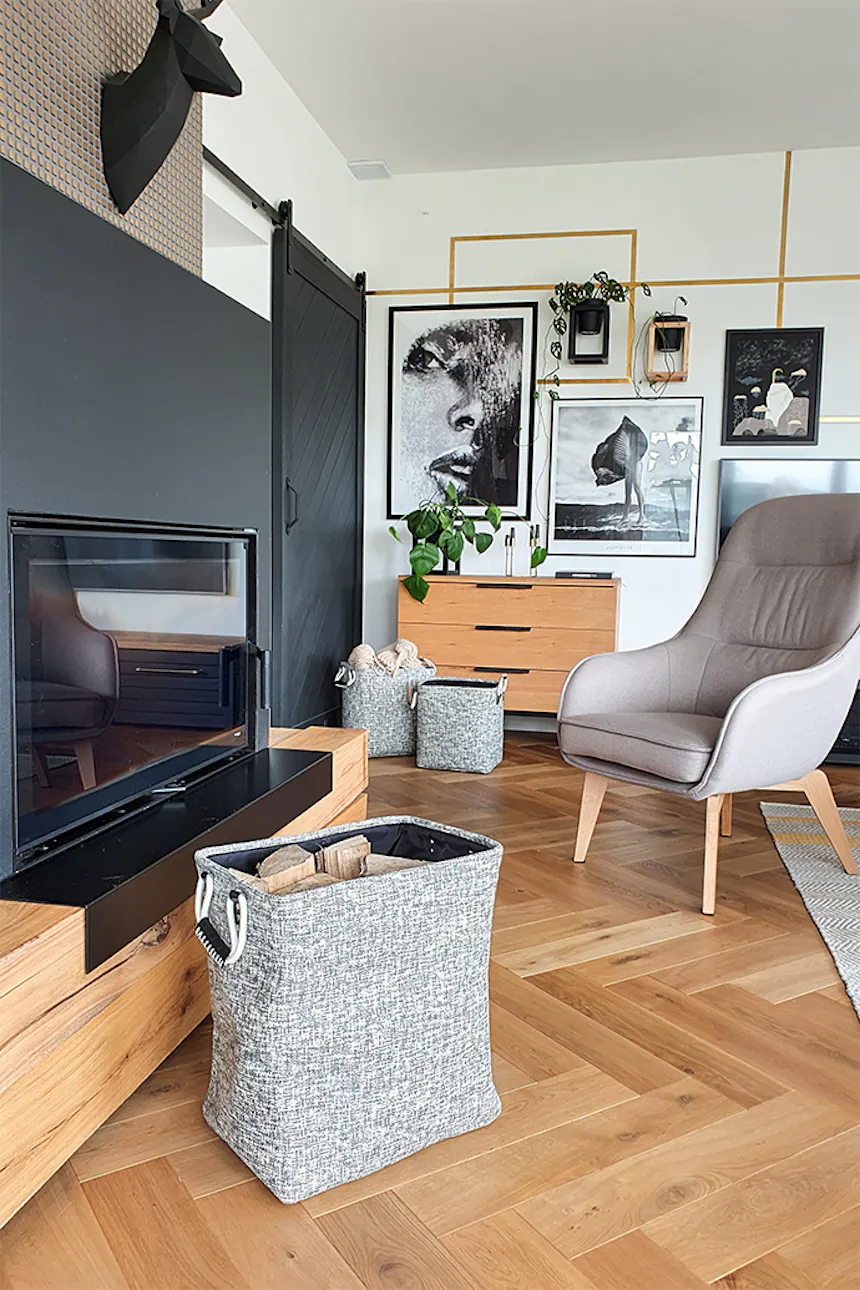salon z drzwiami przesuwnymi, szarość i czerń, szarości i drewno w salonie, szary fotel