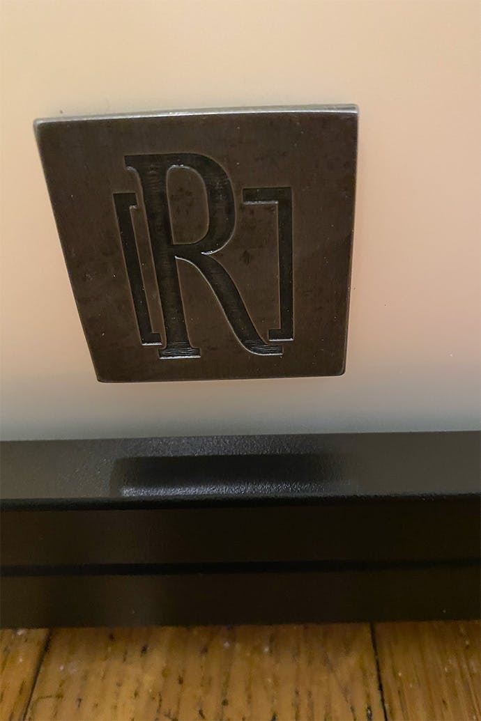 szklane drzwi w metalowej ramie