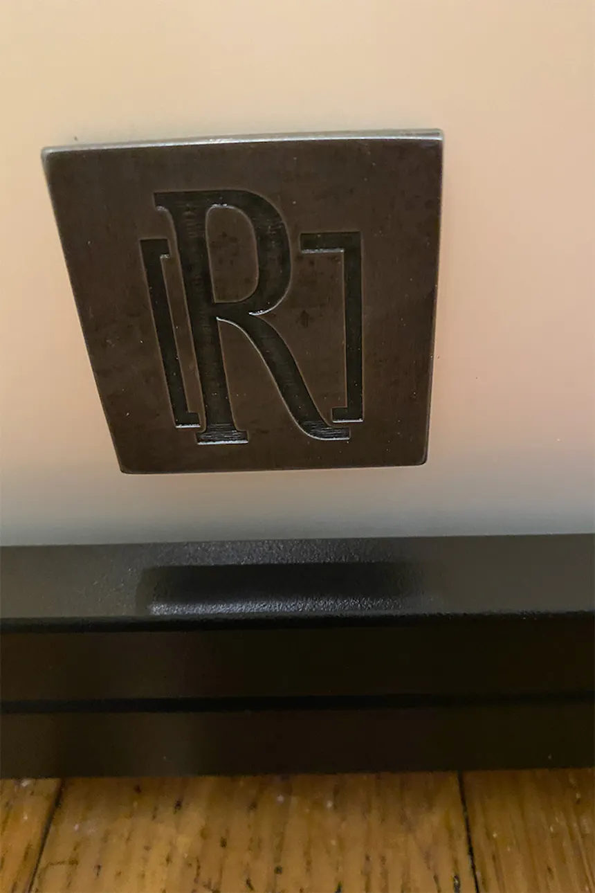 szklane drzwi w metalowej ramie