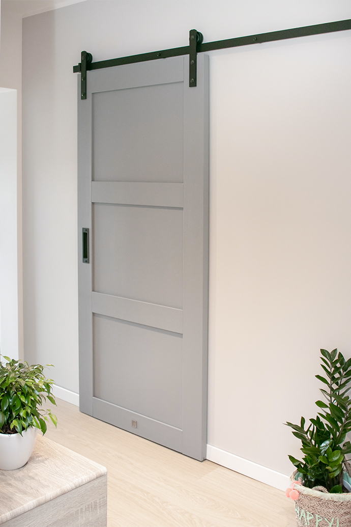 drzwi przesuwne w bloku, drzwi przesuwne drewniane, drzwi przesuwne do spiżarni, drzwi przesuwne szare, drzwi przesuwne do pomieszczenia gospodarczego, kwiaty w przedpokoju