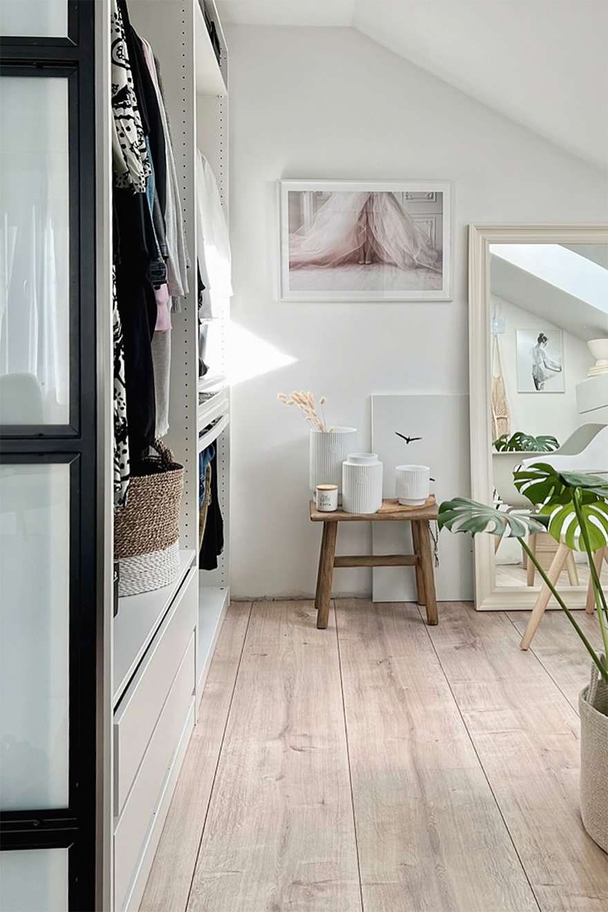 biel i drewno w garderobie na poddaszu