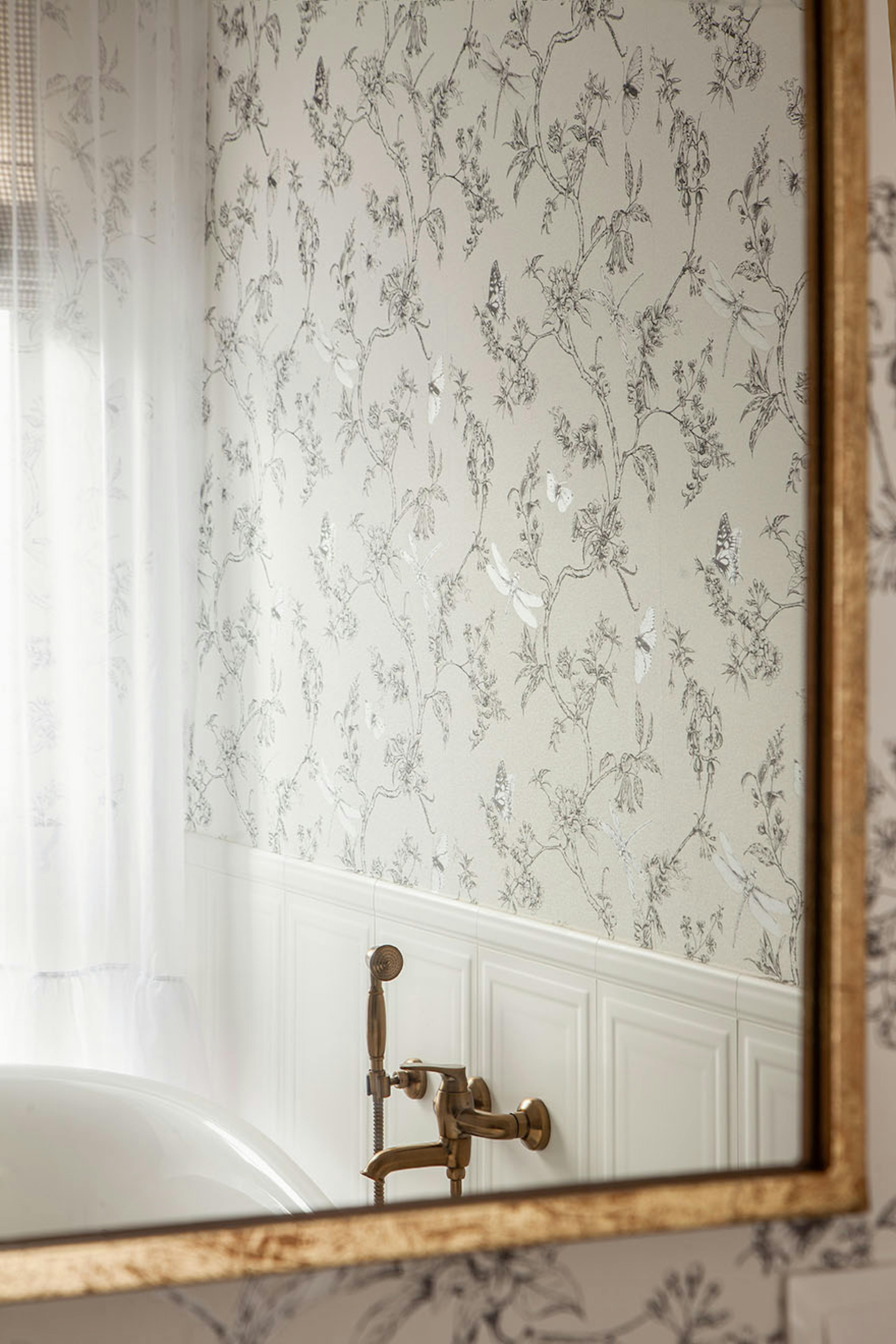 Tapete mit Blumenmotiv an der Wand im Badezimmer