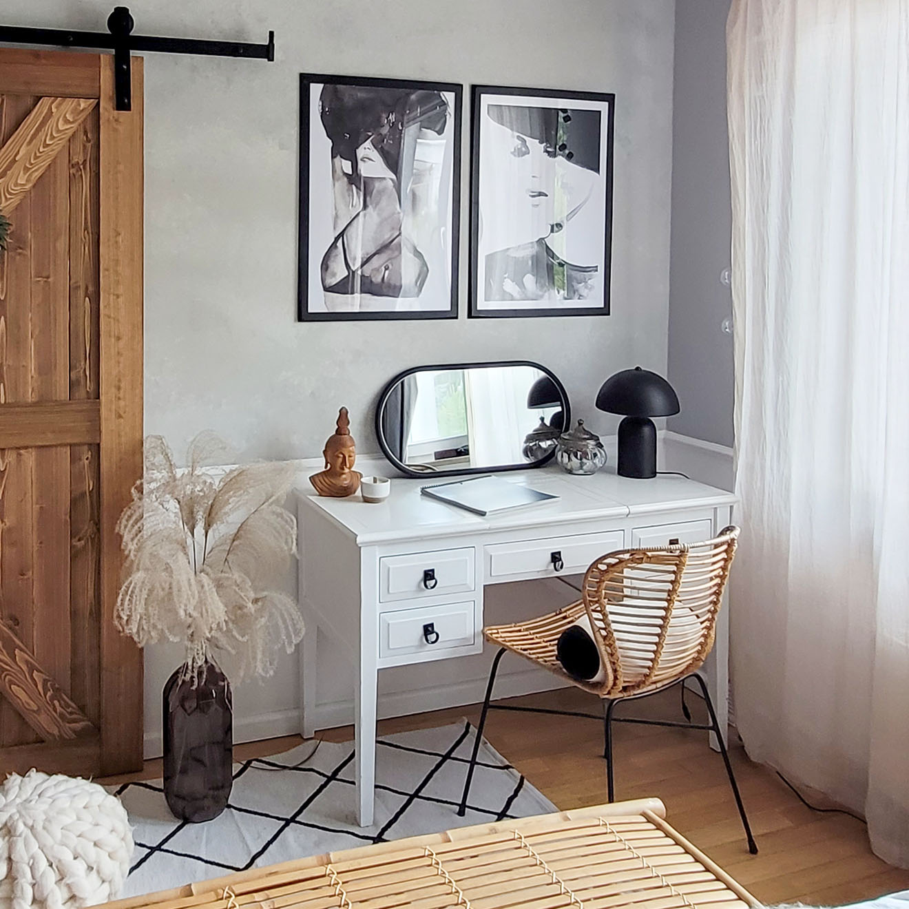 Schwarz-Weiß-Poster über einem weißen Schminktisch mit Spiegel