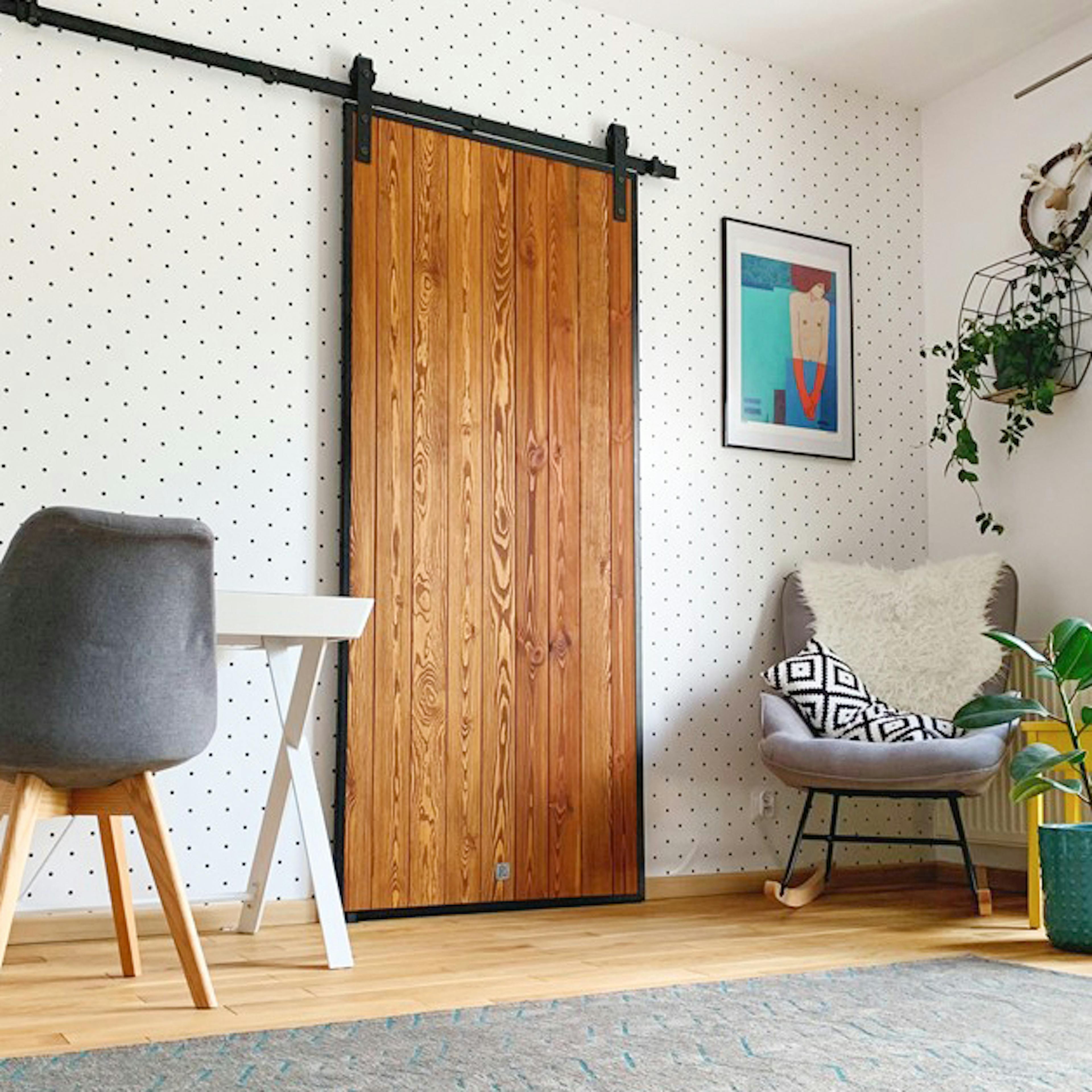 drzwi w stylu Loft, drzwi drewniane w metalowej ramie, drzwi przesuwne w stylu barn door, drzwi sosnowe, drzwi przesuwne w sypialni, drzwi drewniane, ściana w kropki, pomysł na tapetę w sypialni, drzwi do garderoby