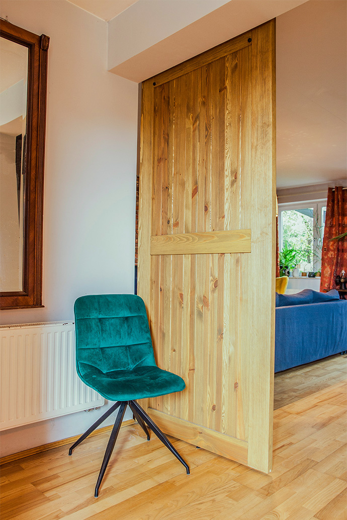 drzwi przesuwne drewanine szczotkowane, drzwi rustykalne, wejście do salonu, zielone krzesło