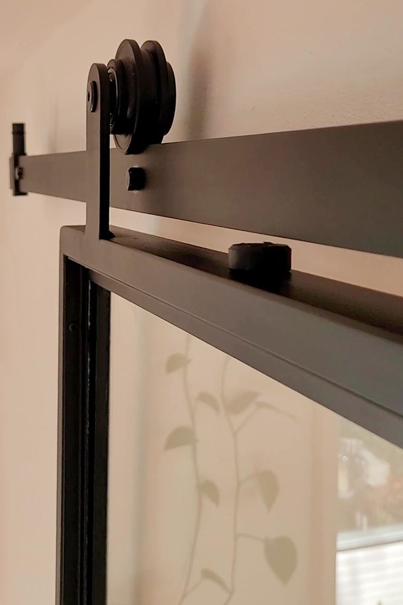 szklane drzwi przesuwne w metalowej ramie