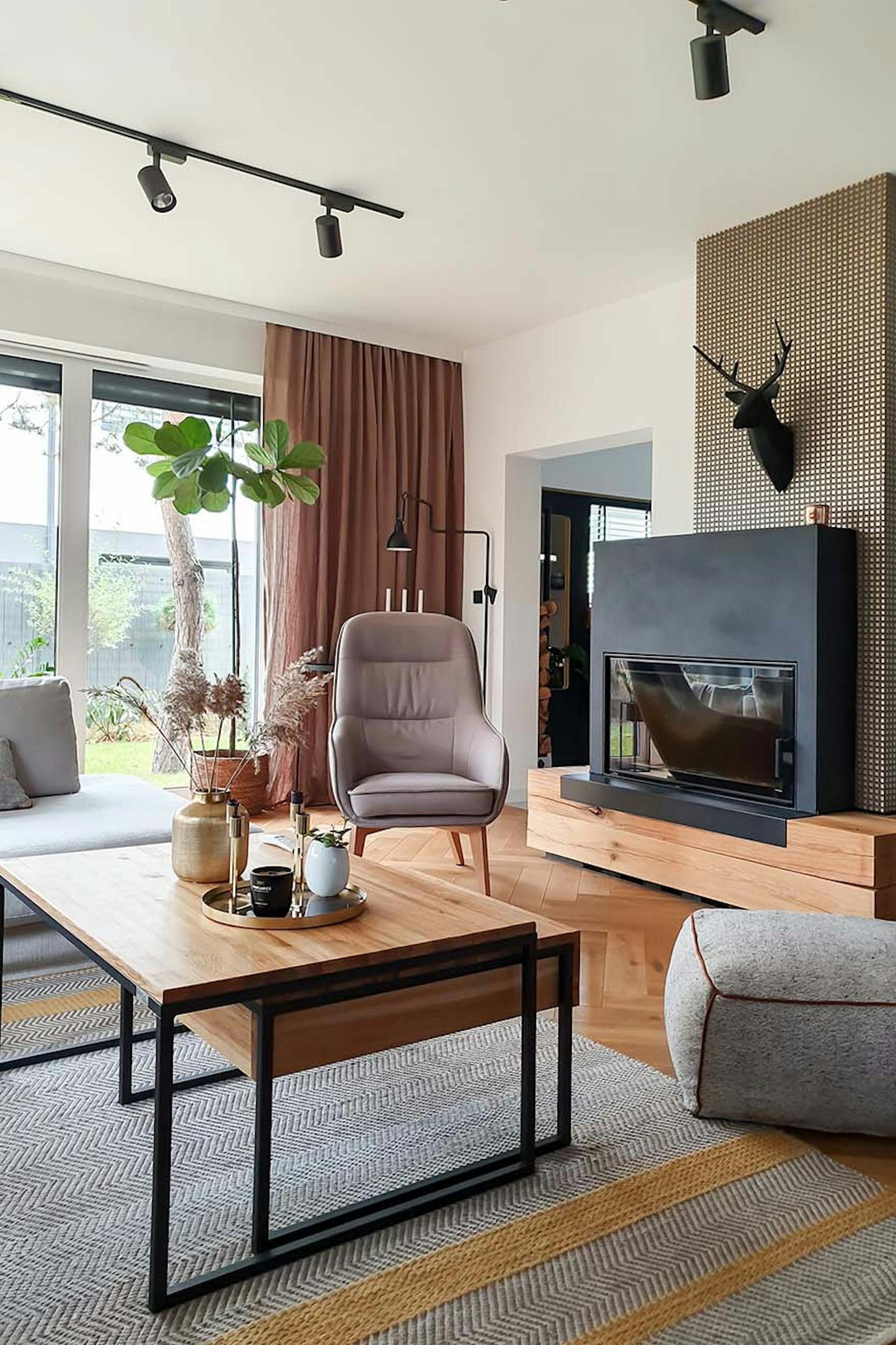 drewniane stoliki kawowe w nowoczesnym salonie urzadzonym w czerni i szarościach