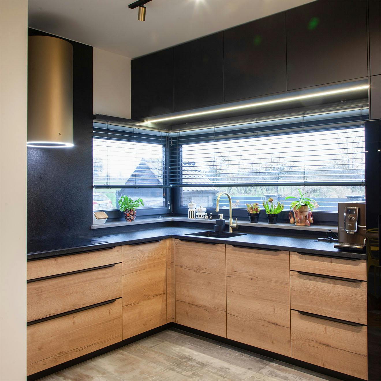 Schränke mit Holzfronten in einer Winkelküche