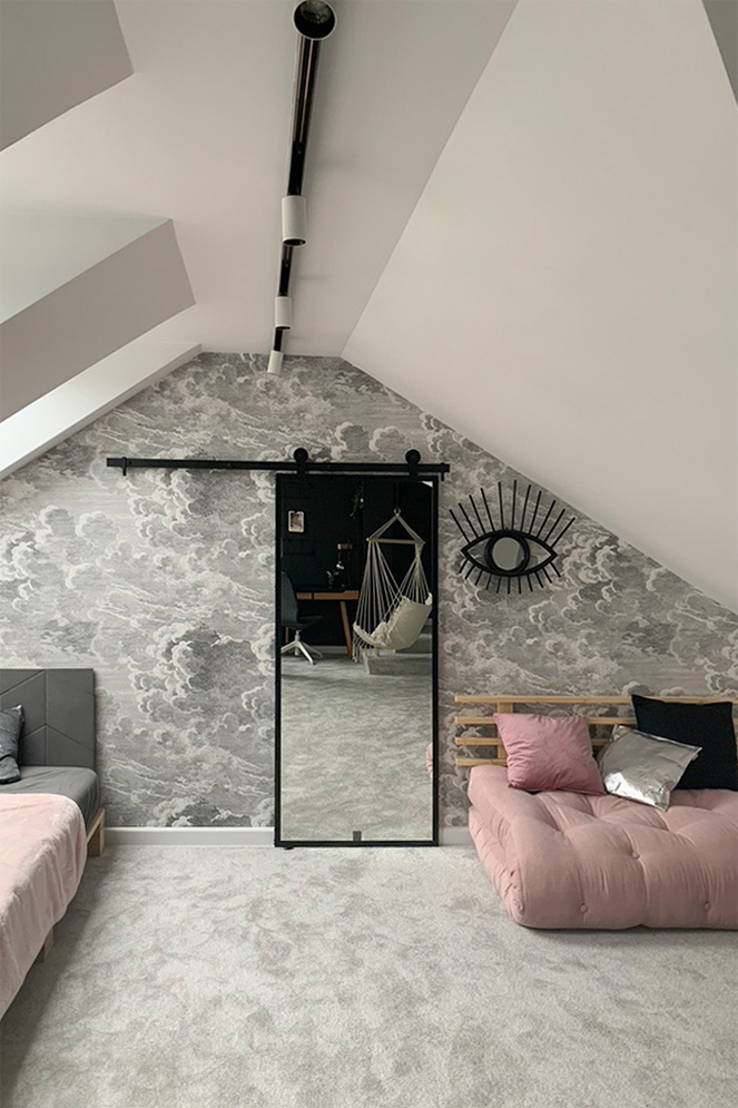 grau und rosa im Jugendzimmer, Dachboden, Schiebetür mit Spiegel