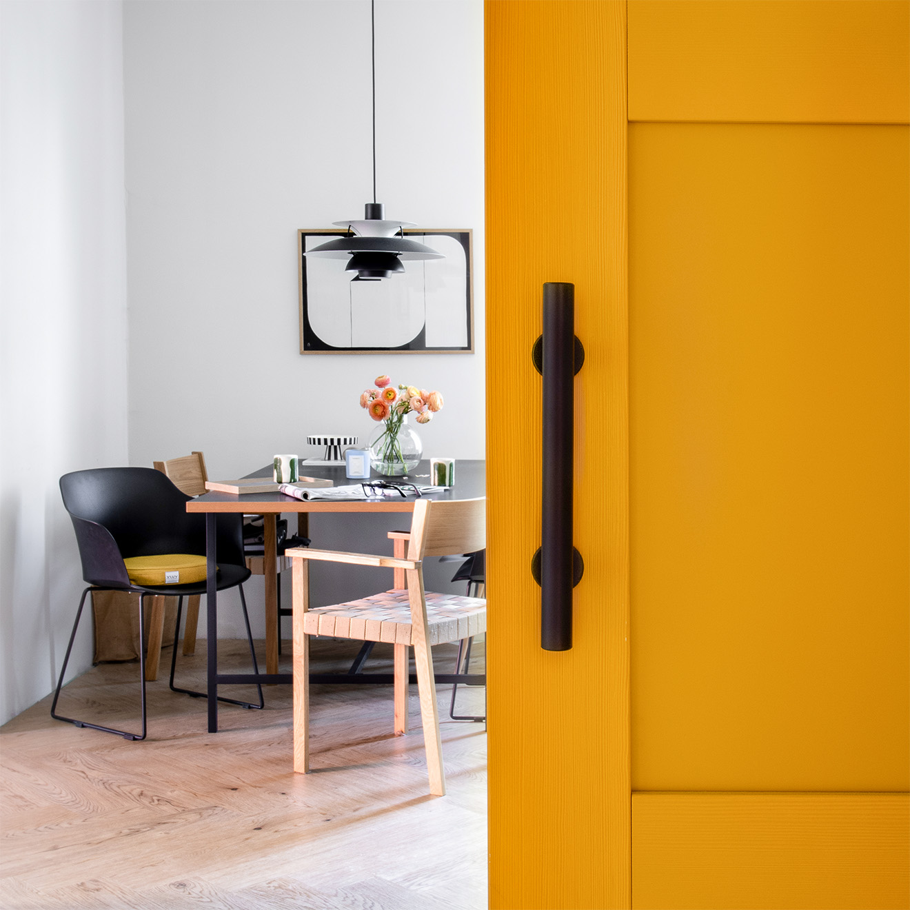 otwarte żółte drzwi ukazujące fragment jadalni