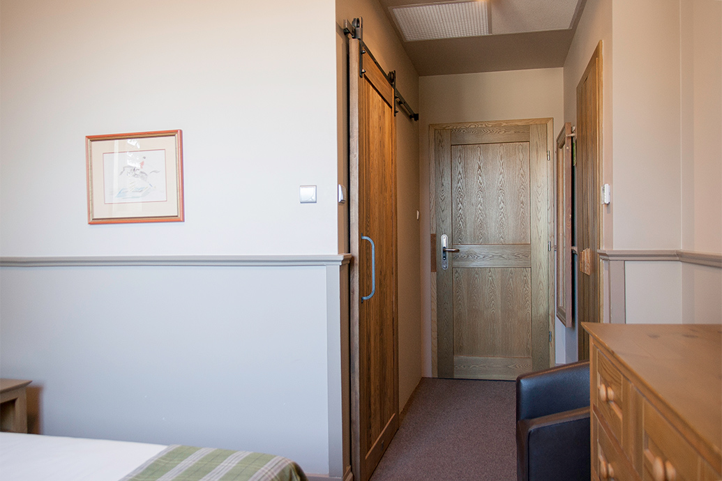 Schiebetür in einem Hotelzimmer, Schiebetür im Badezimmer