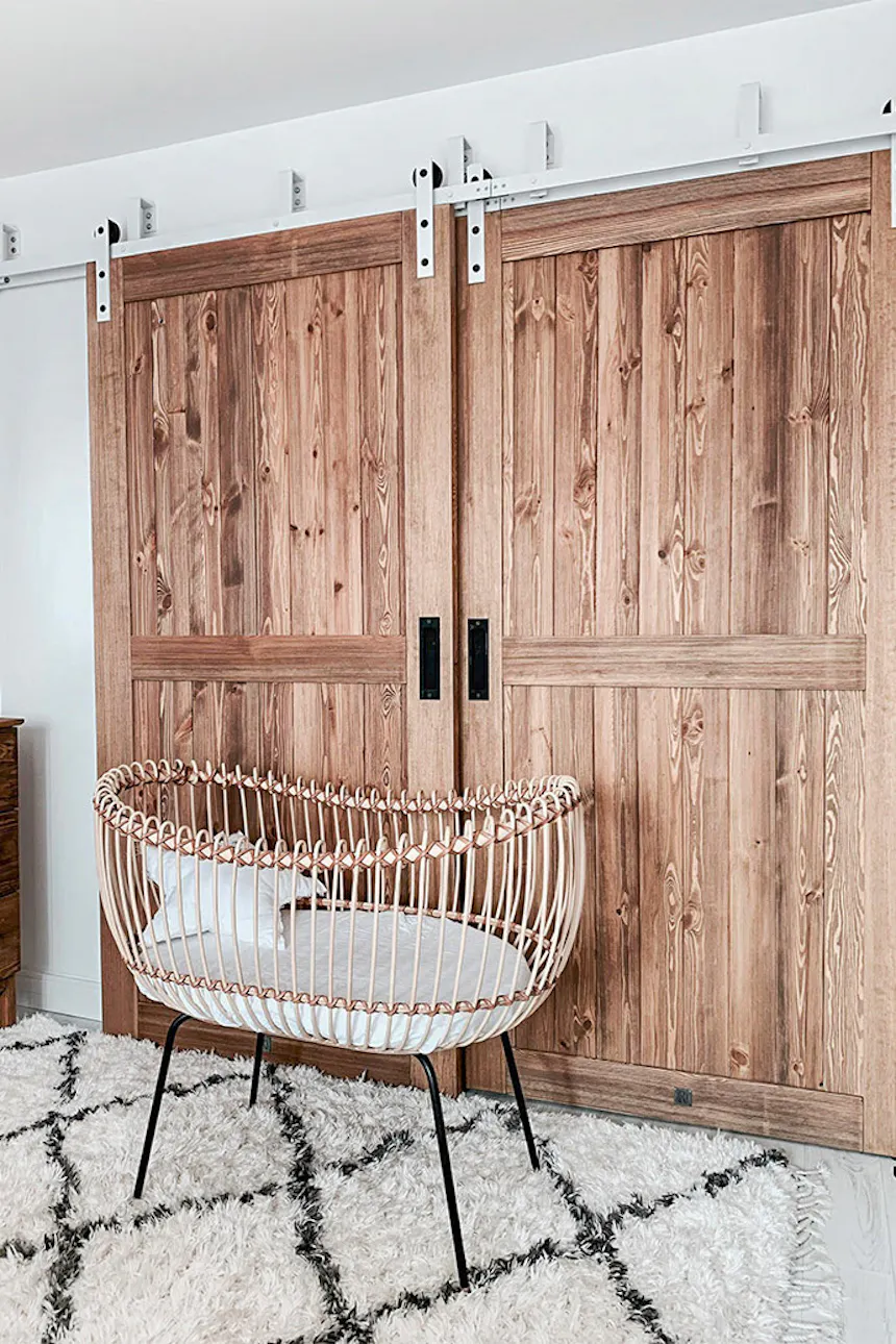 drzwi przesuwne drewniane, drzwi przesuwne naprzemienne, styl modern rustic, drzwi w stylu „barn door”, łóżeczko dziecięce inspiracje,