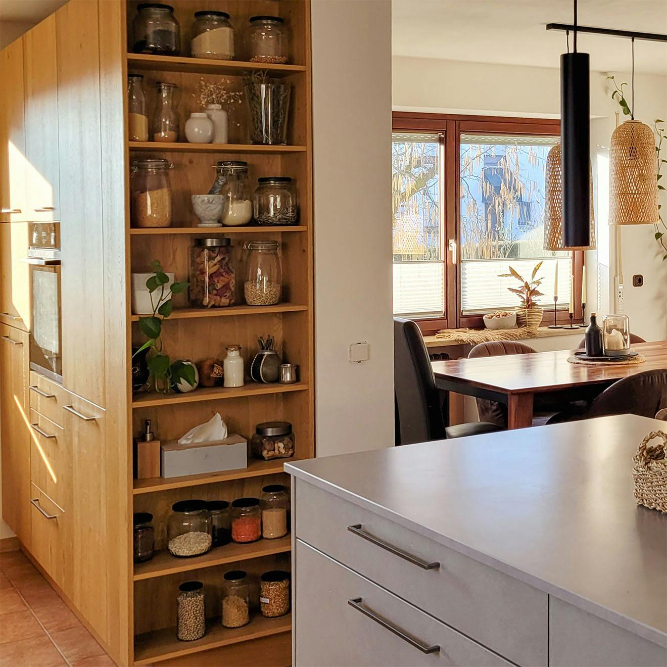 otwarte półki w kuchni ze słoikami na żywność sypką i przyprawy
