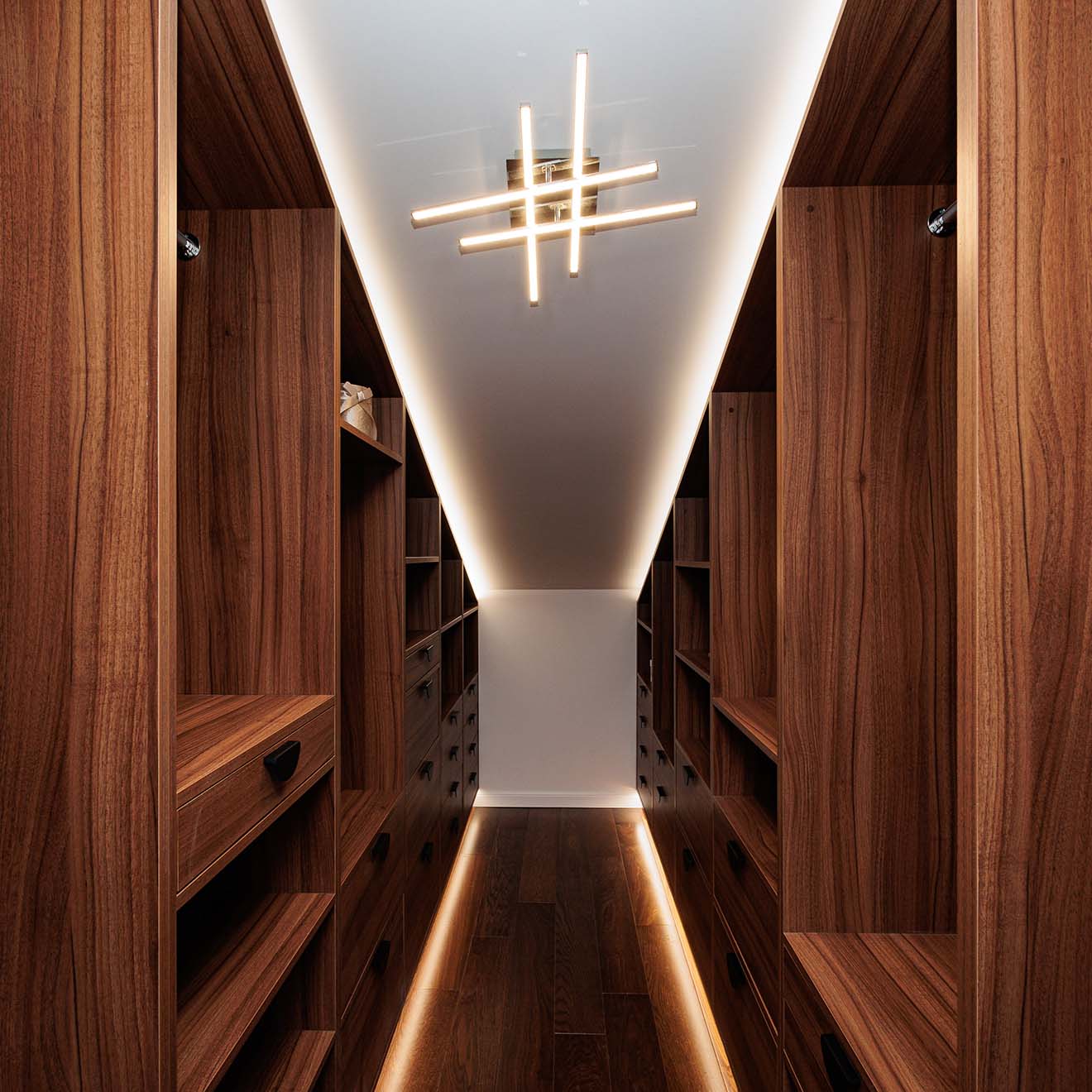 zabudowa w kolorze ciemny brąz w pomieszczeniu ze skosami