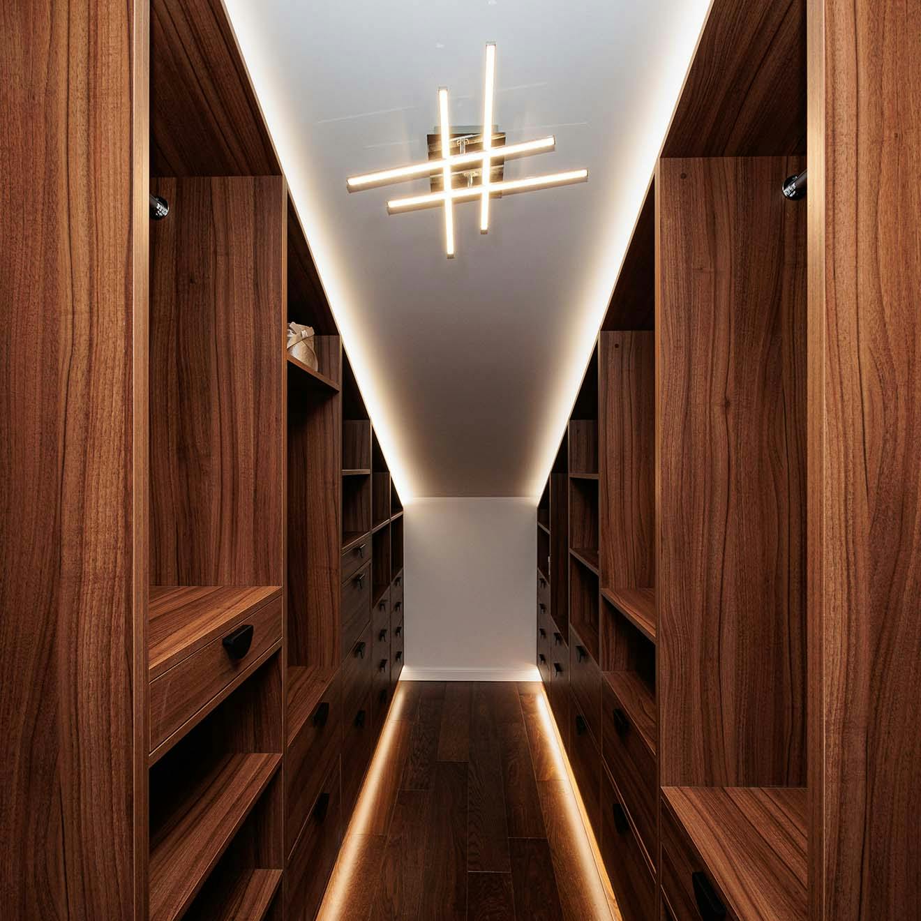 zabudowa w kolorze ciemny brąz w pomieszczeniu ze skosami