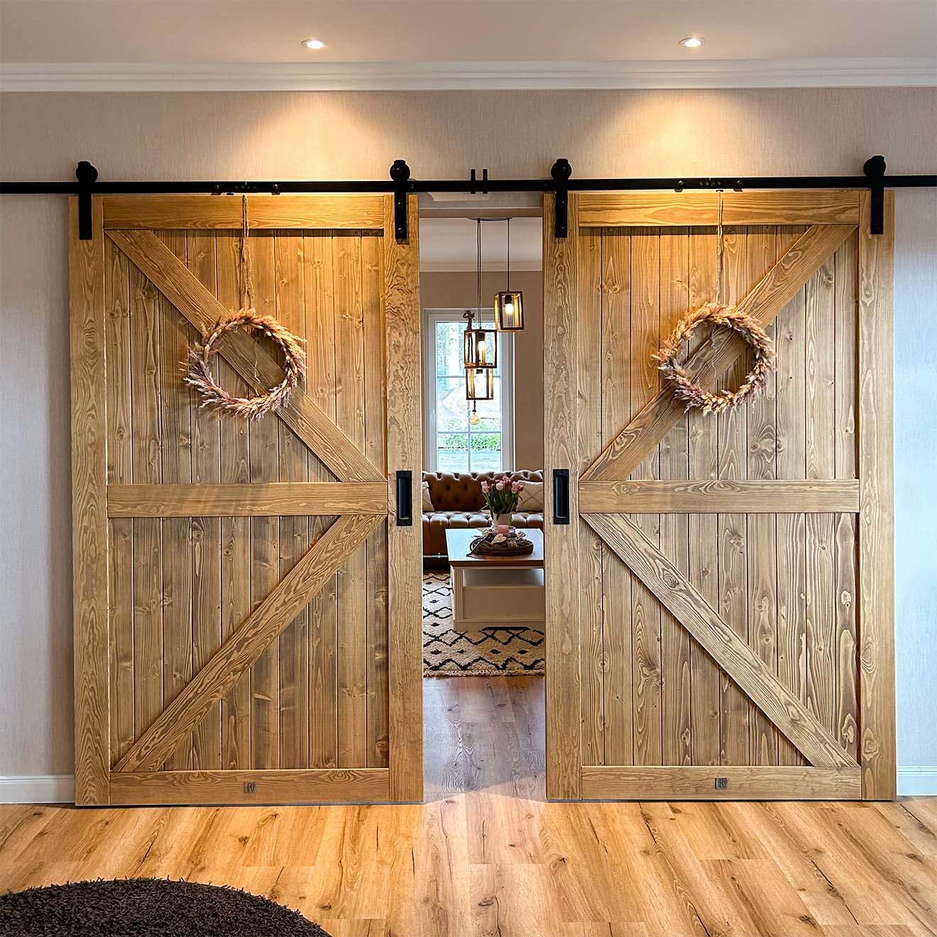 dwuskrzydłowe drzwi przesuwne prowadzące do salonu