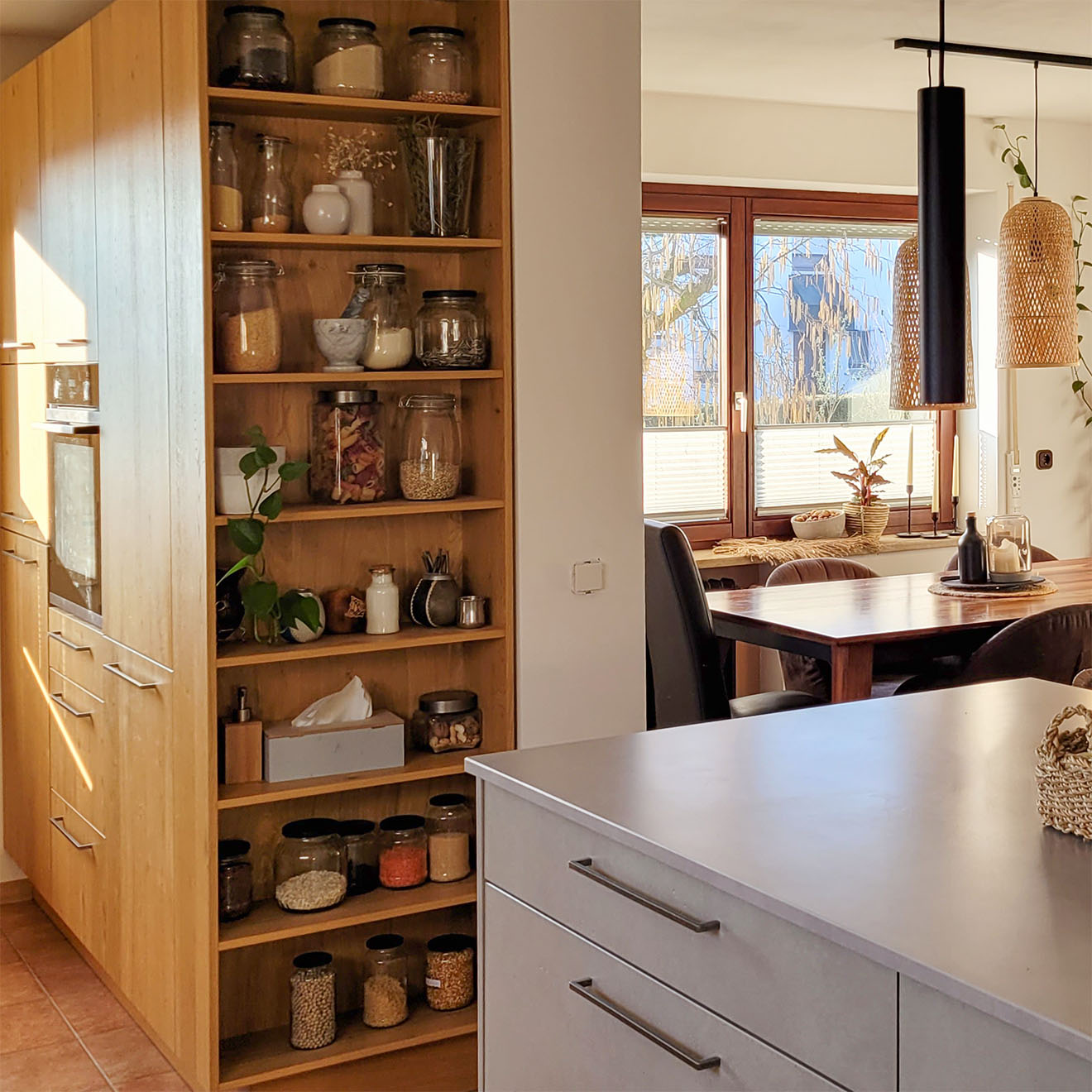 offene Regale in der Küche mit Gläsern für lose Lebensmittel und Gewürze