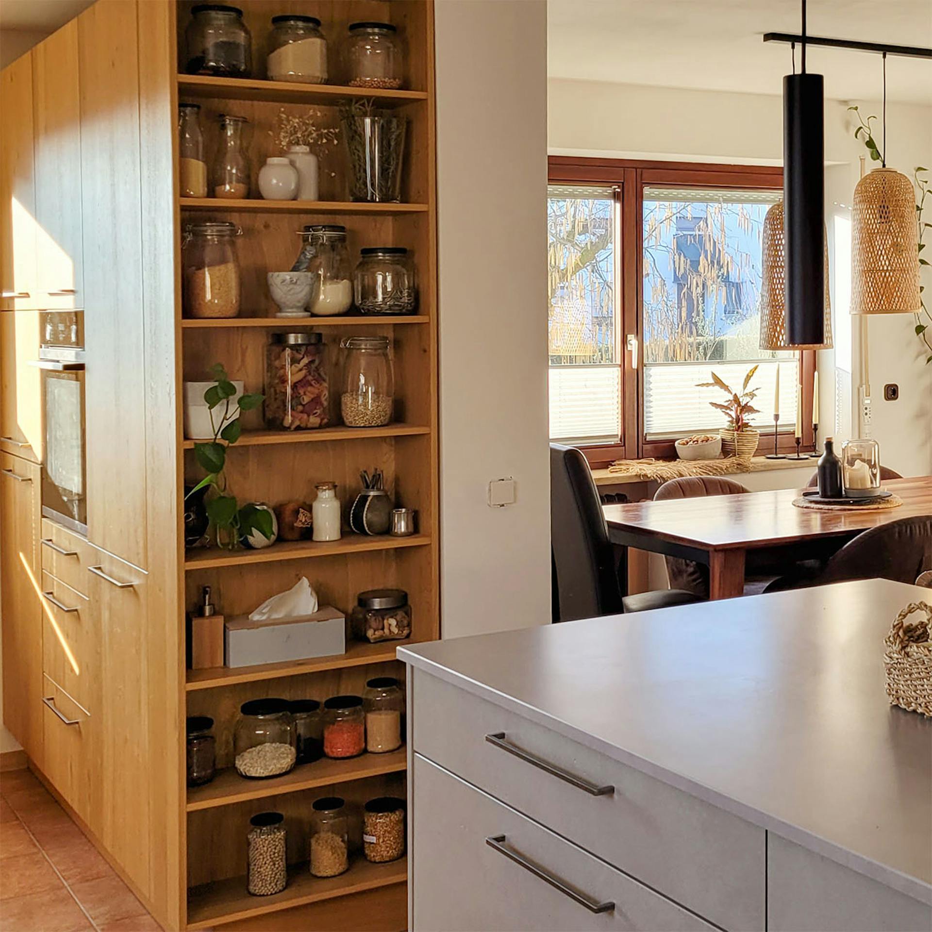 offene Regale in der Küche mit Gläsern für lose Lebensmittel und Gewürze