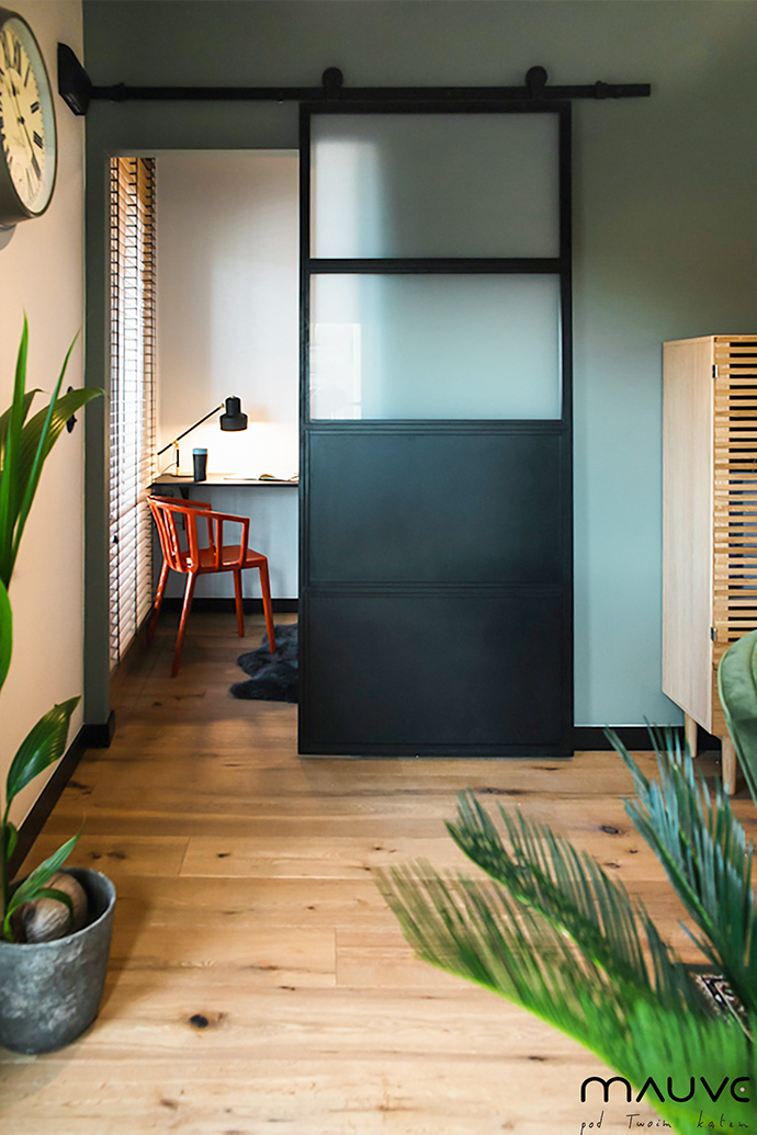 Industrielle Schiebetüren, Metall- und Glas Türen, mit Milchglas gefüllte Türen, Schiebetüren zum Schlafzimmer, kleine Arbeitsecke, roter Stuhl