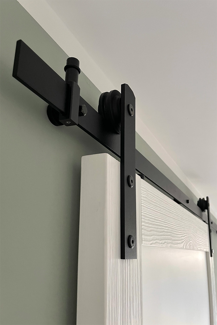 schwarzes Schiebesystem, weiße tief gebürstete Schiebetür, moderne Schiebetür