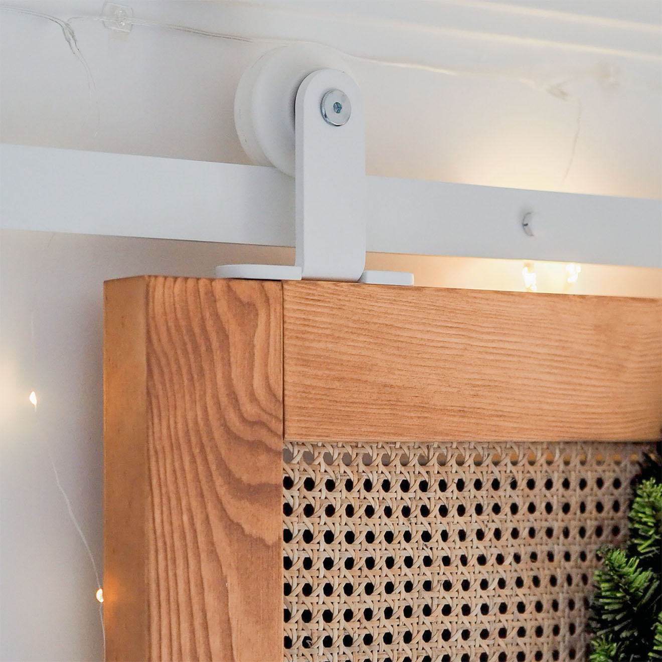 biały system przesuwny do drzwi drewnianych