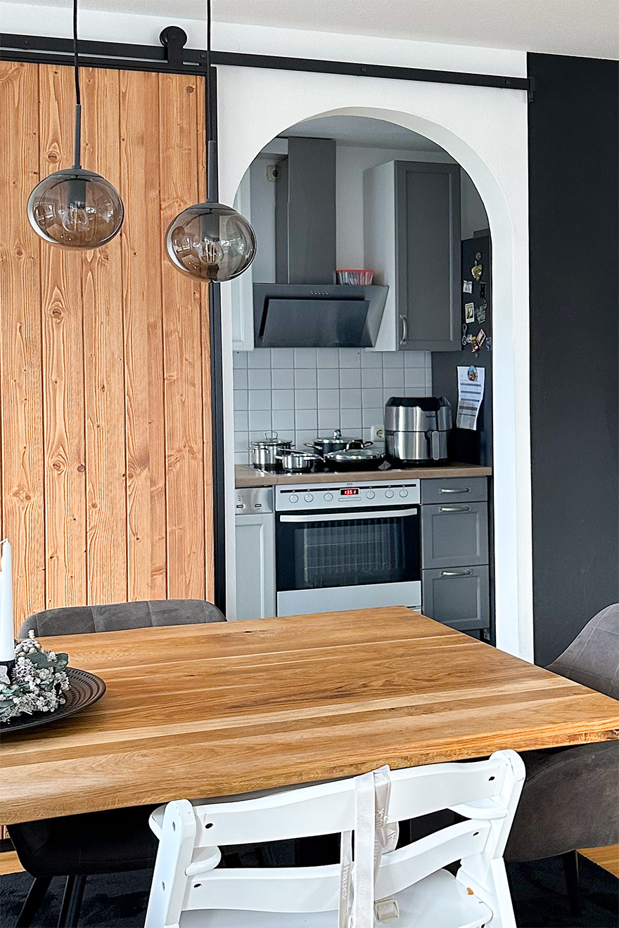 przejście z jadalni do salonu zwieńczone łukiem