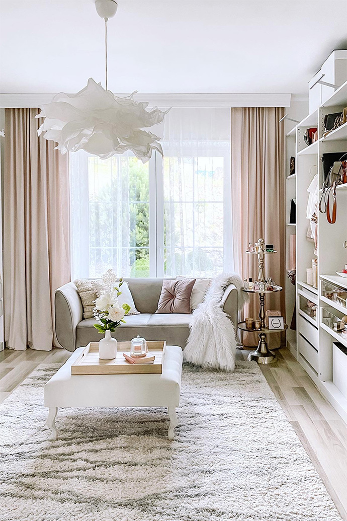 weißer Puff und graues Sofa im Ankleidezimmer, großes helles Ankleidezimmer, weiße Hängelampe, helles begehbarer Kleiderschrank, Pendelleuchte Papier Lampenschirm