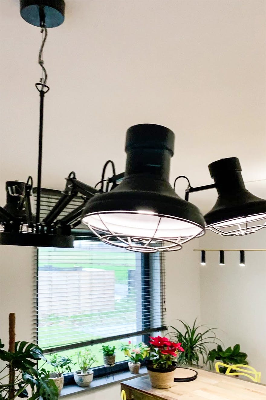 industrialna lampa wisząca nad stołem jadalnianym