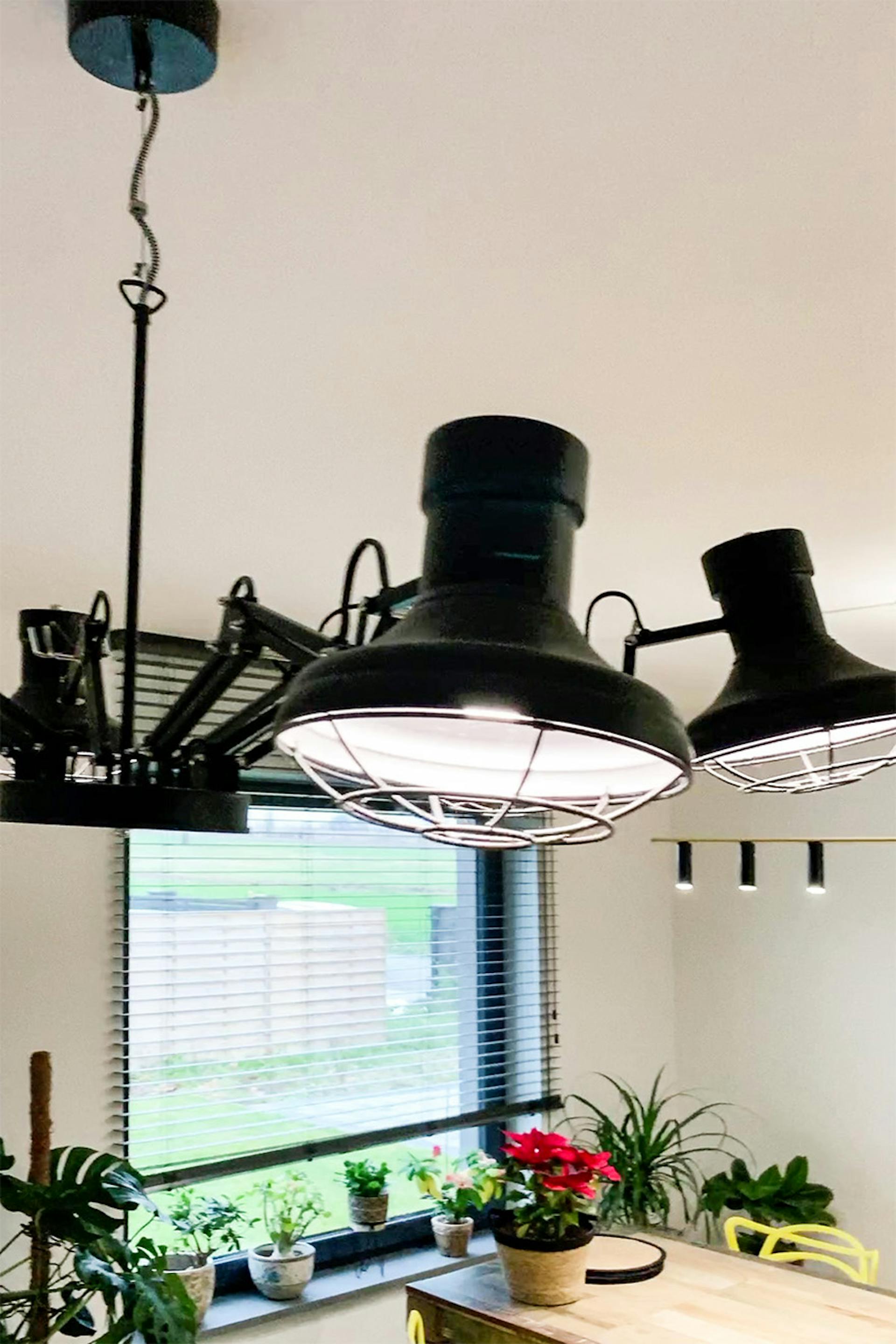 industrialna lampa wisząca nad stołem jadalnianym