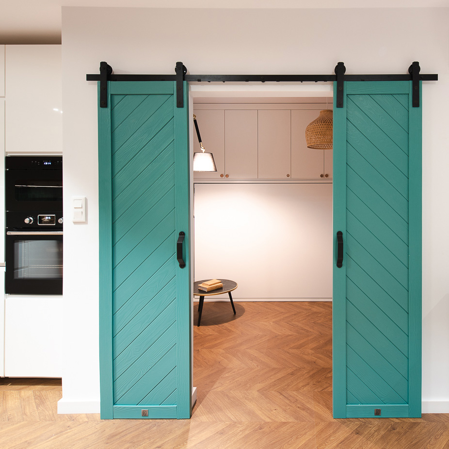 turkusowe drzwi dwuskrzydłowe do sypialni