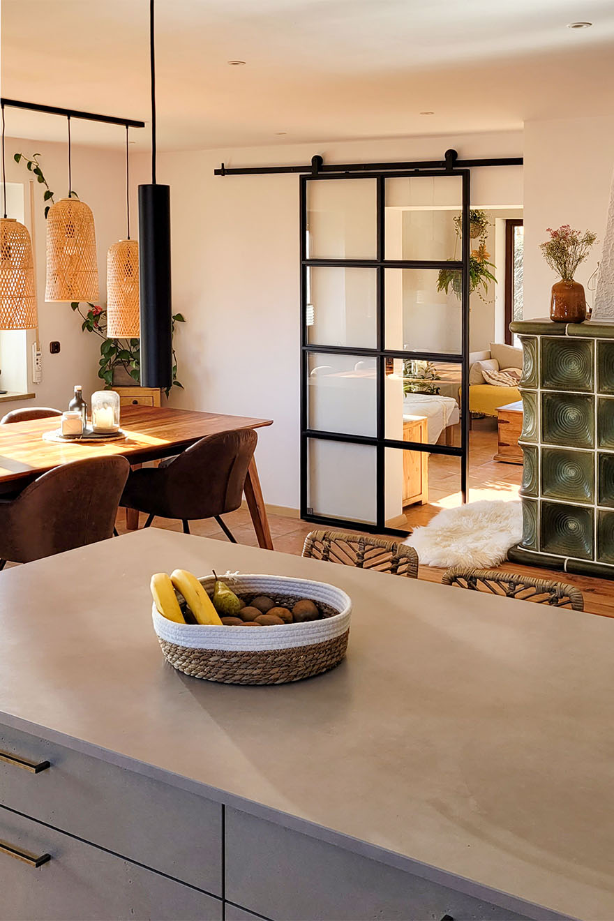 otwarta kuchnia z jadalnią z drzwiami przesuwnymi do salonu