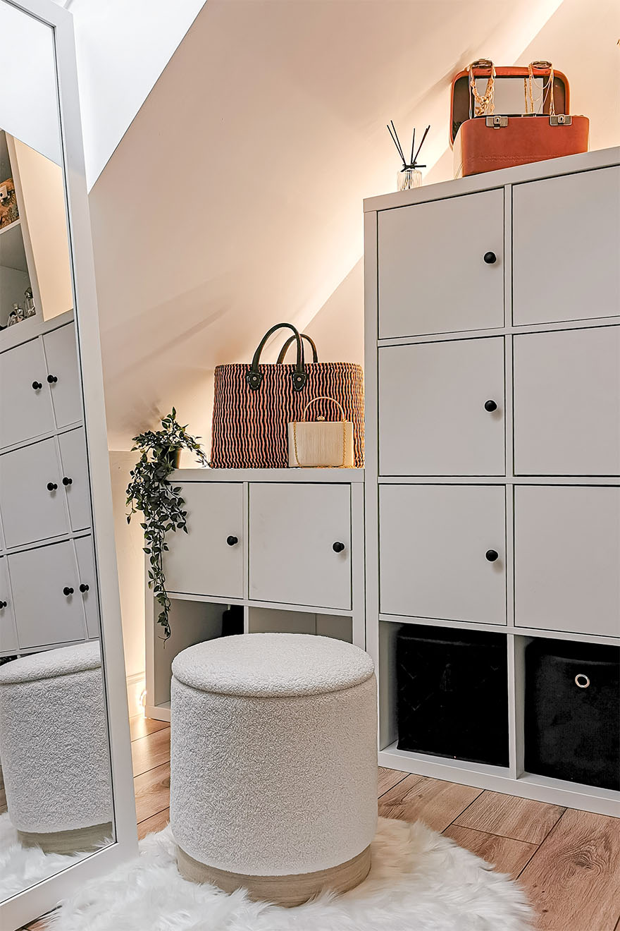 weißer Hocker, weiße Regale und Regale im Ankleidezimmer