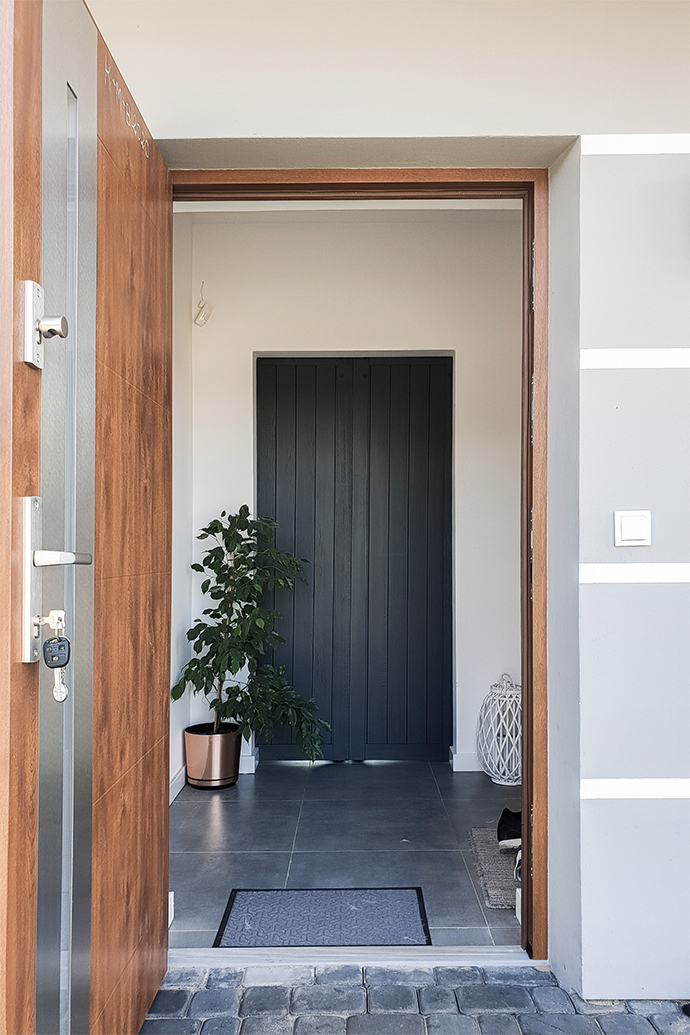 porte en bois anthracite dans le vestibule, porte coulissante en bois
