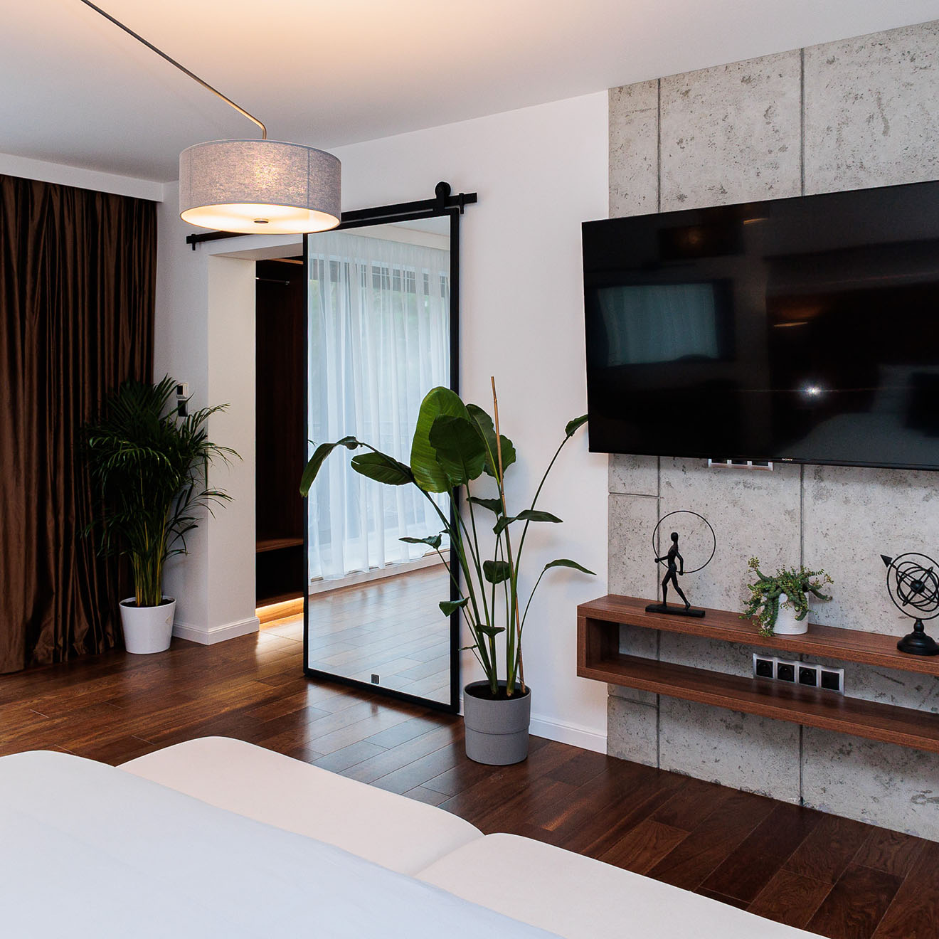 drzwi przesuwne z lustrem w wejściu do garderoby w sypialni w stylu hotelowym