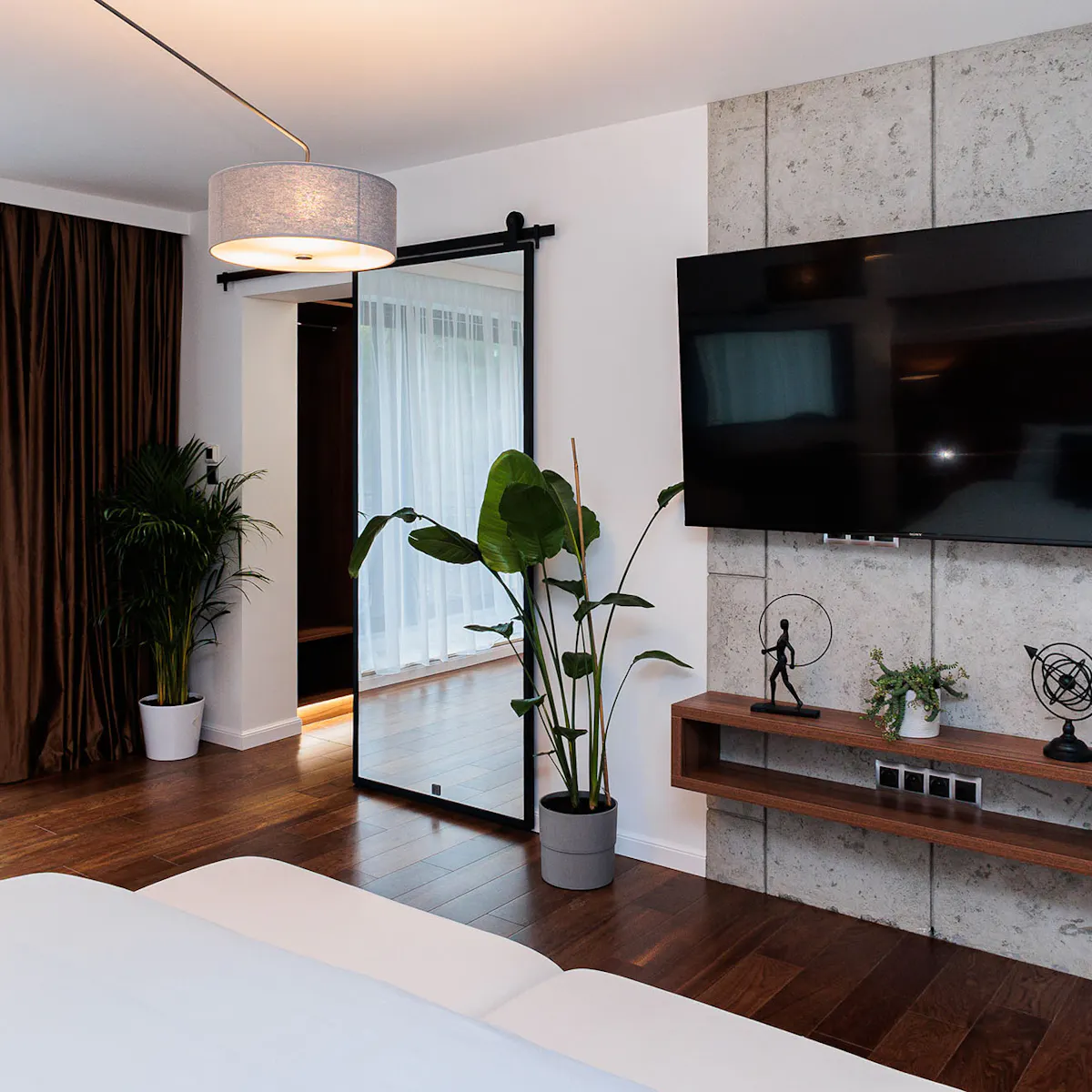 drzwi przesuwne z lustrem w wejściu do garderoby w sypialni w stylu hotelowym