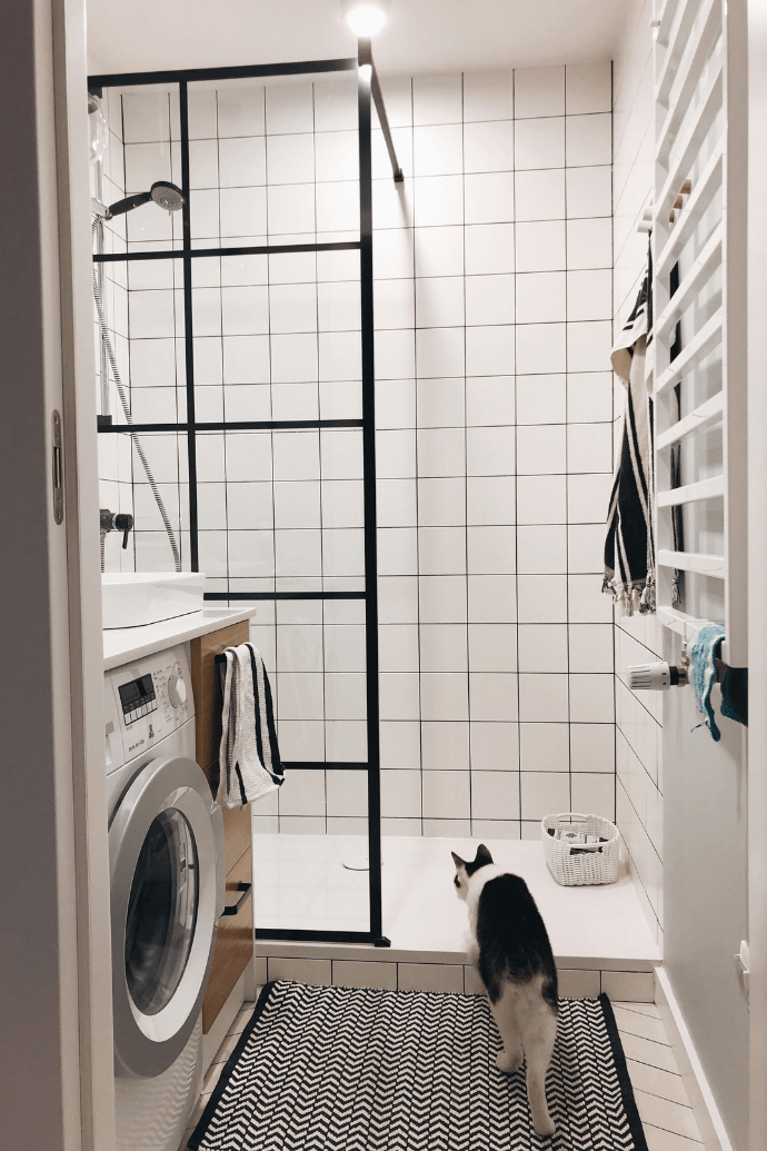 industrielles Badezimmer, industrielle-Stil Dusche, schwarze Accessoires im Bad