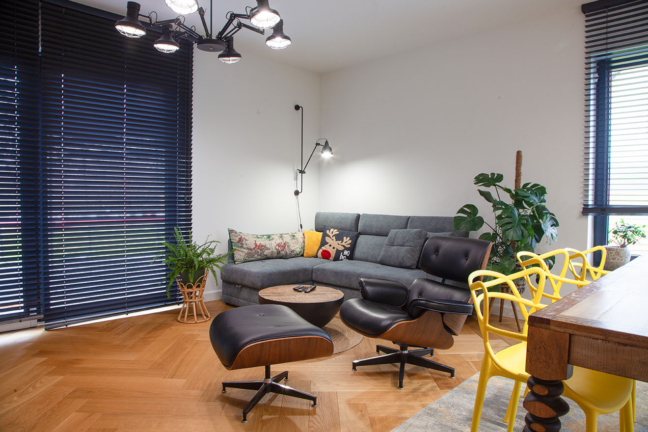 Holzboden, weiße Wände, moderne Möbel