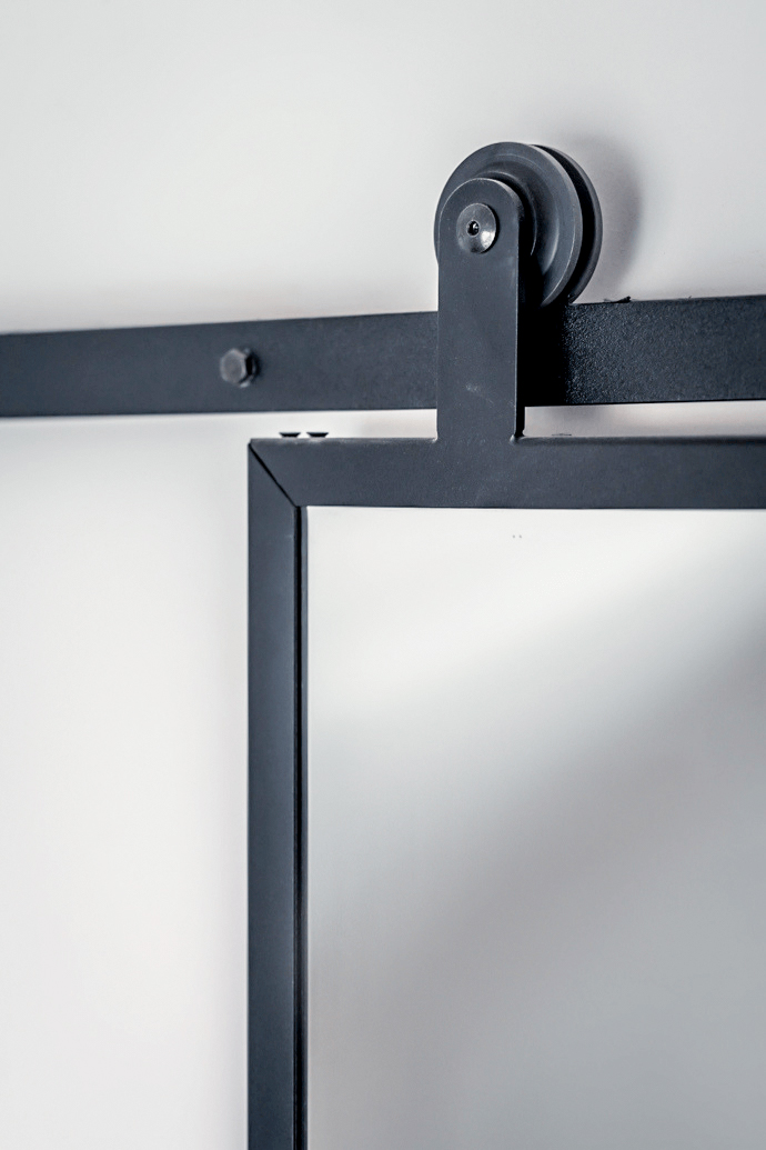 drzwi przesuwne z lustrem w czarnej metalowej ramie