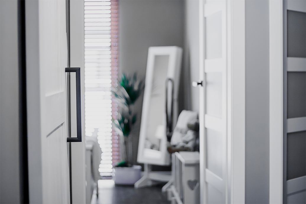 weiße Schiebetür, moderner Bauernstil, Flur in Grau- und Weißtönen