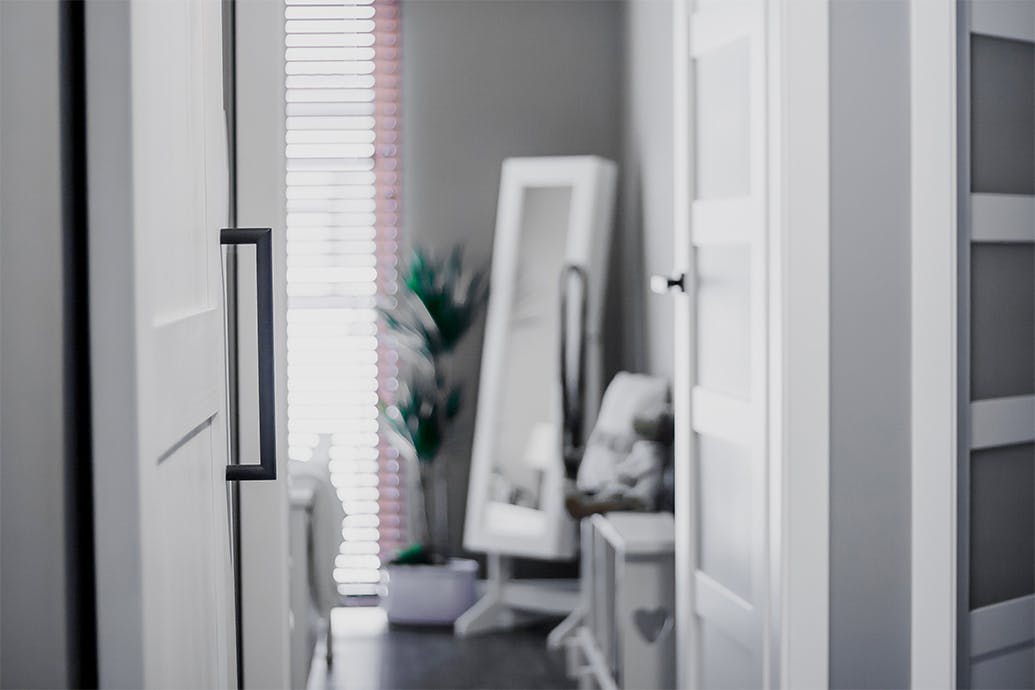 weiße Schiebetür, moderner Bauernstil, Flur in Grau- und Weißtönen