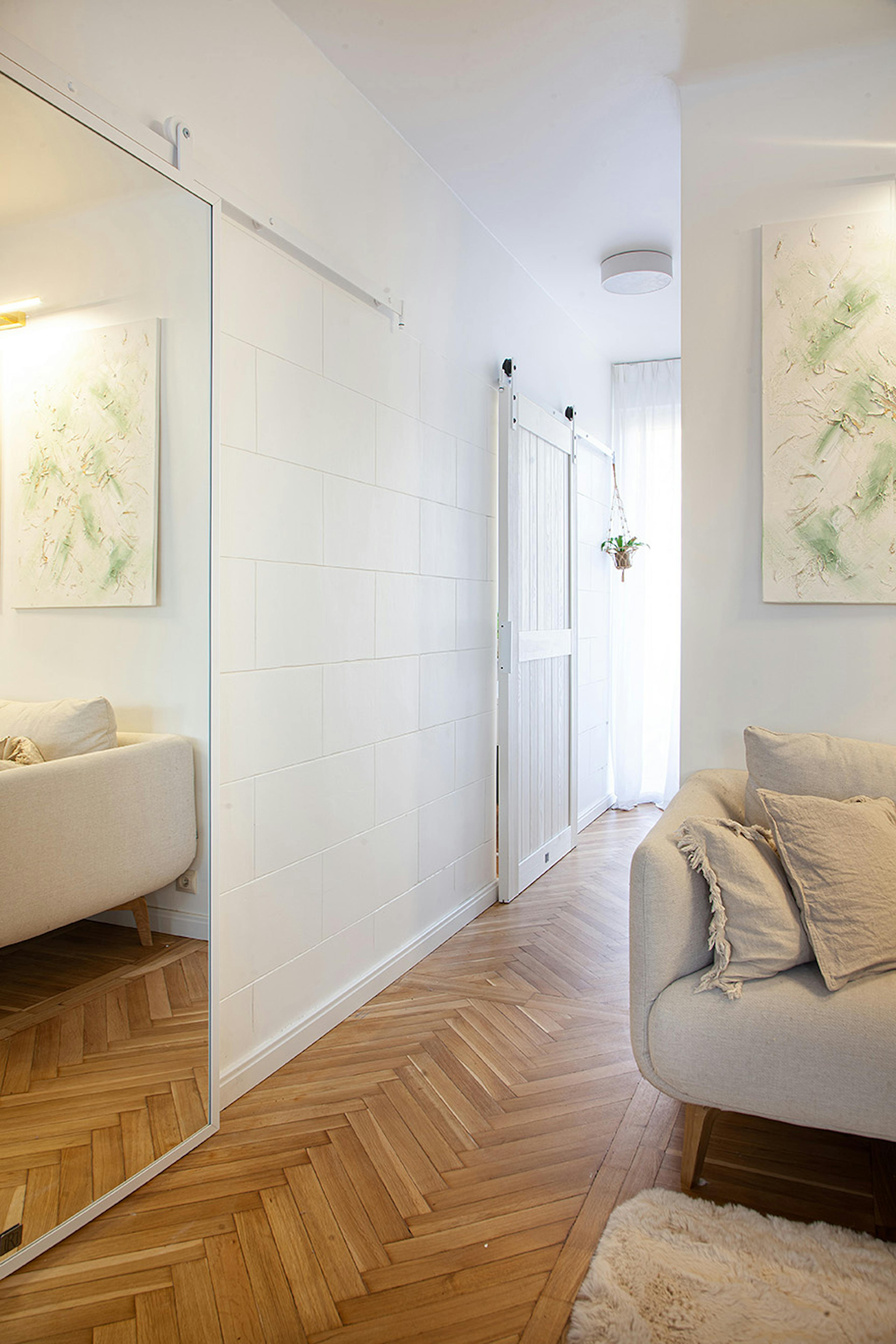 Weiße Schiebetür im Flur einer kleinen Wohnung