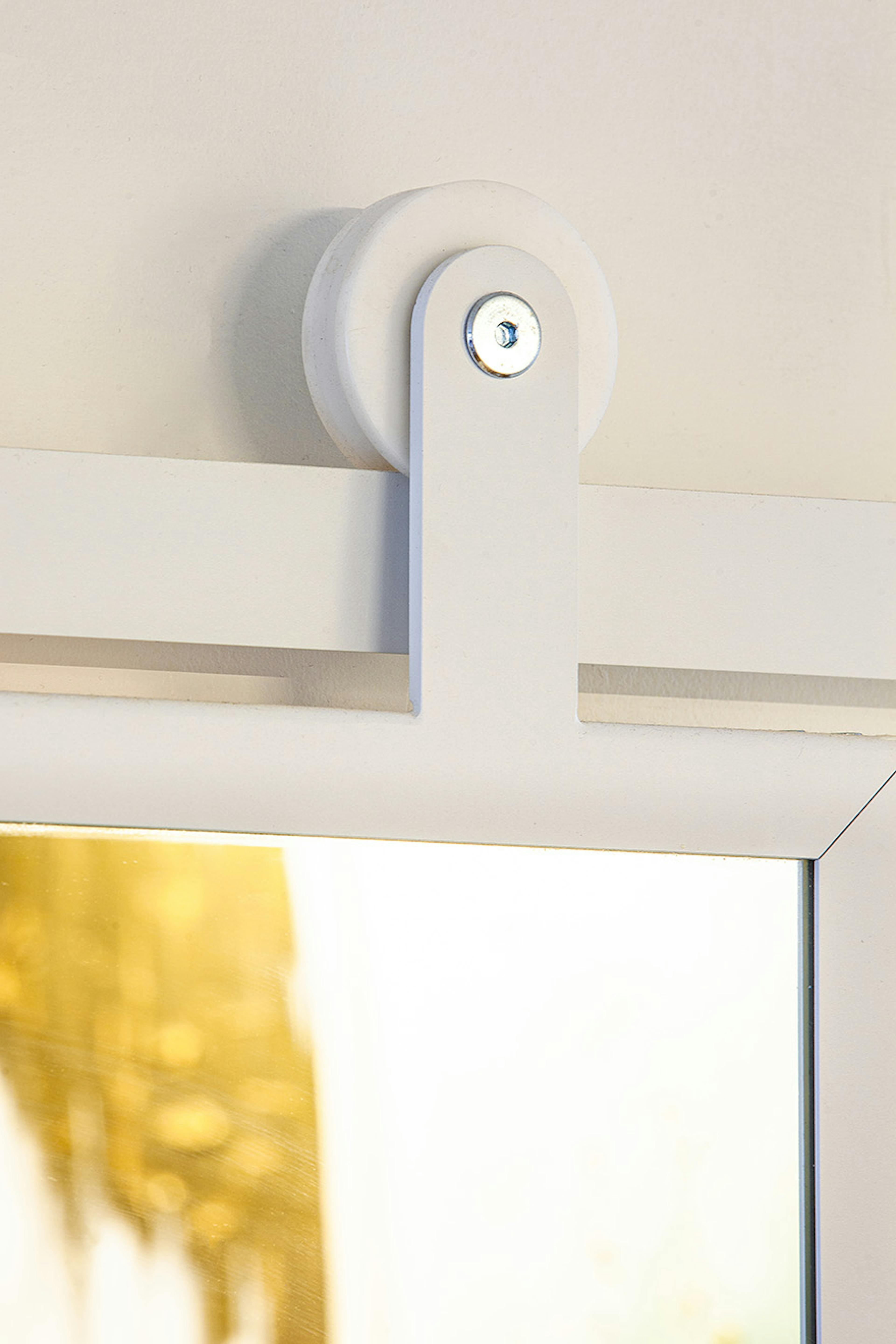 Schiebetür mit Spiegel in einem weißen Metallrahmen