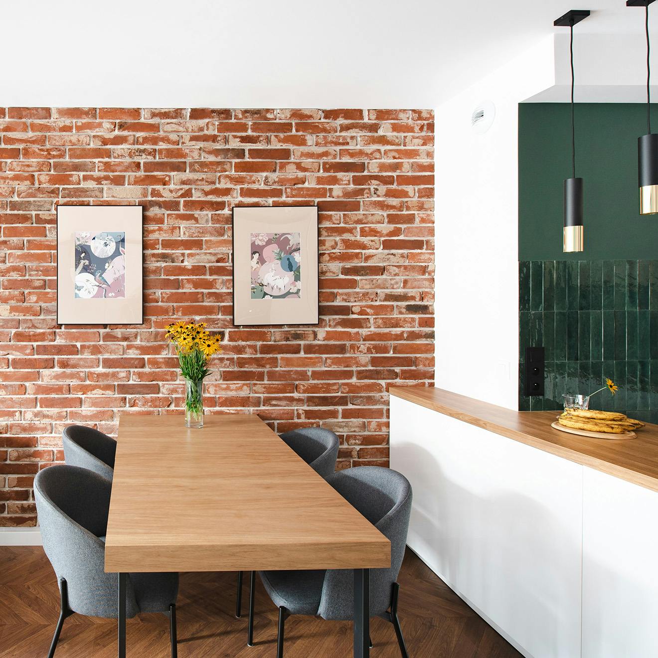 ein kleiner Tisch mit Holzplatte neben der Küchenzeile im Wohnzimmer