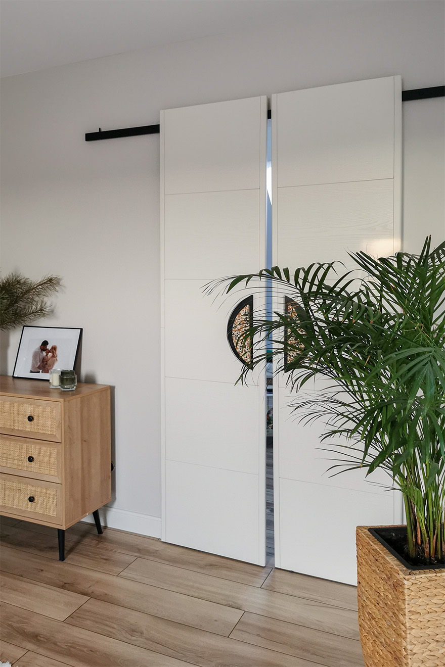 Doppelte weiße Schiebetüren im minimalistischen Stil für ein Ankleidezimmer